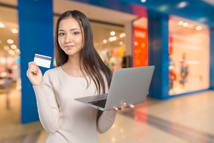 クレジットカードでネットショッピングする女性